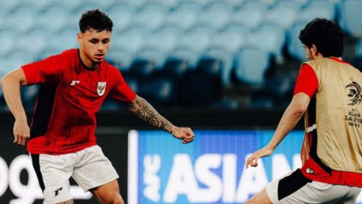 Dean James (kiri) sebelum laga Timnas Indonesia kontra Australia, Kamis, 20 Maret 2025.