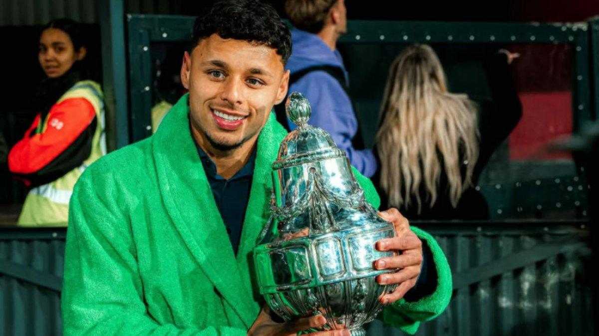 Pemain Timnas Indonesia, Dean James memegangi trofi juara KNVB atau Piala Belanda 2024/2025.