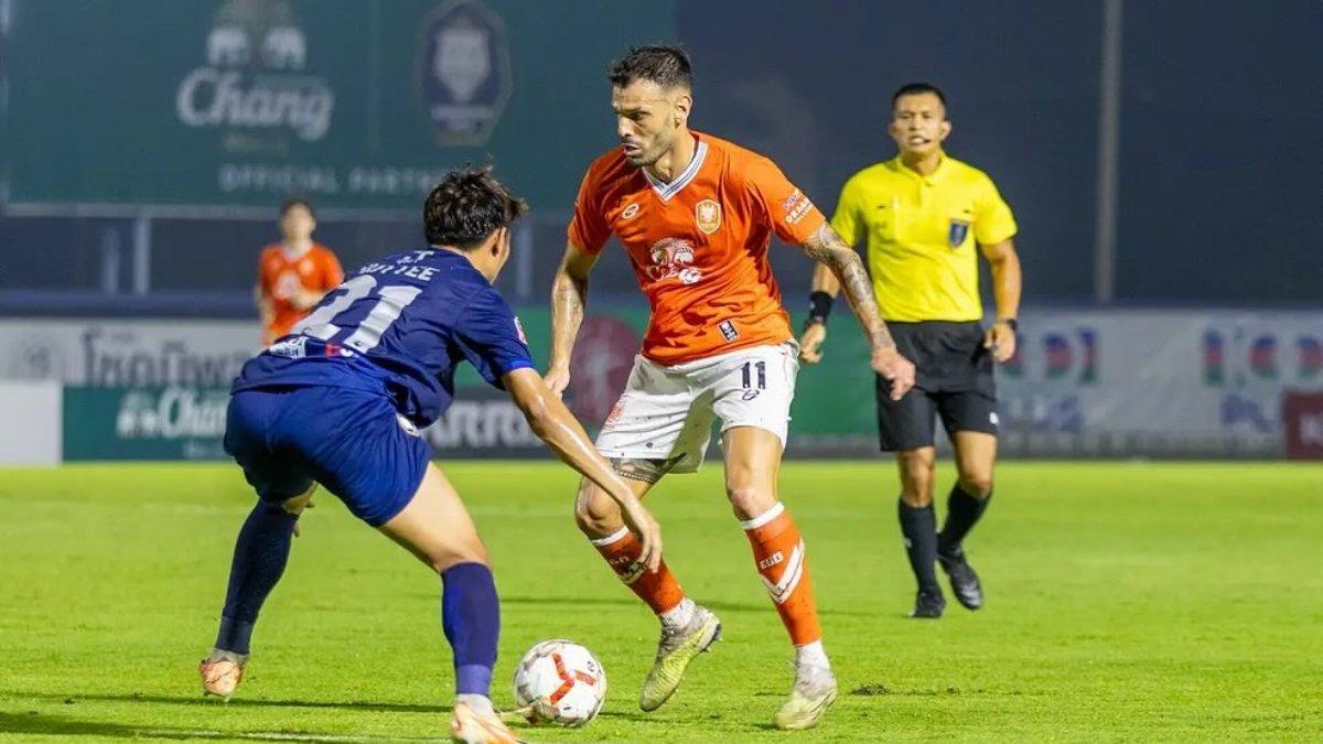 Aksi debut Tyronne del Pino (kanan) di Ratchaburi FC yang berlaga di Liga Thailand seusai dipinjamkan oleh Persib Bandung di paruh kedua Liga 1 2023.