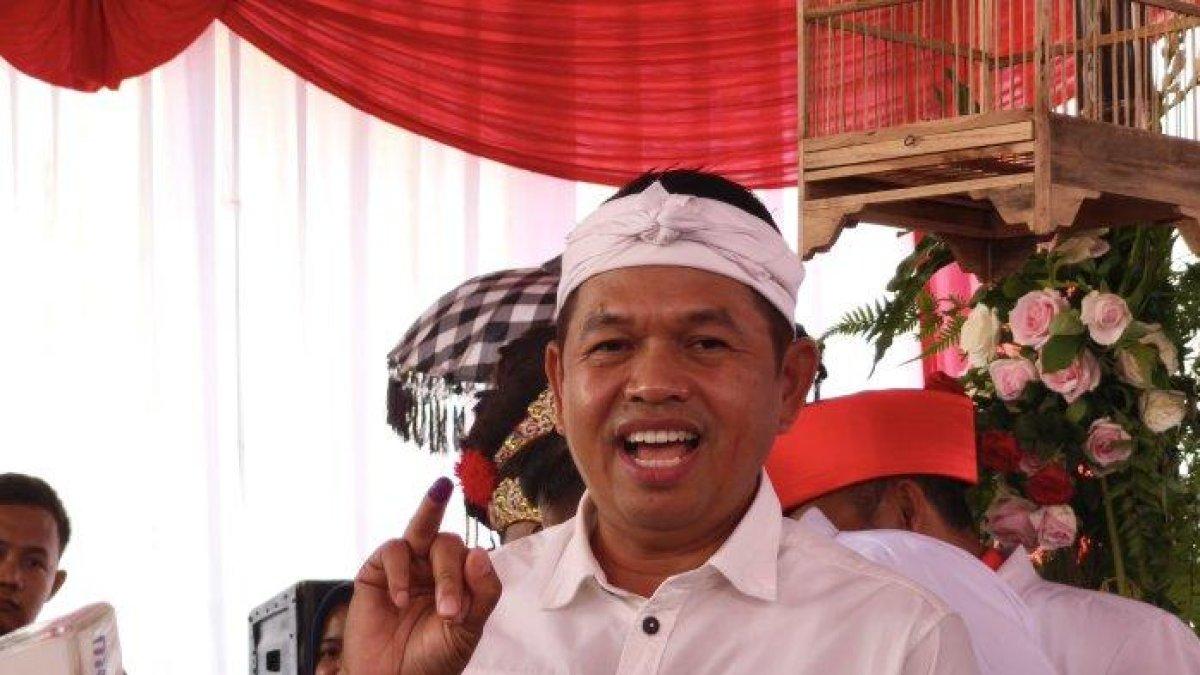 Dedi Mulyadi saat mencoblos di TPS 003, Desa Sawah Kulon, Kecamatan Pesawahan, Kabupaten Purwakarta pada Rabu (27/11/2024).