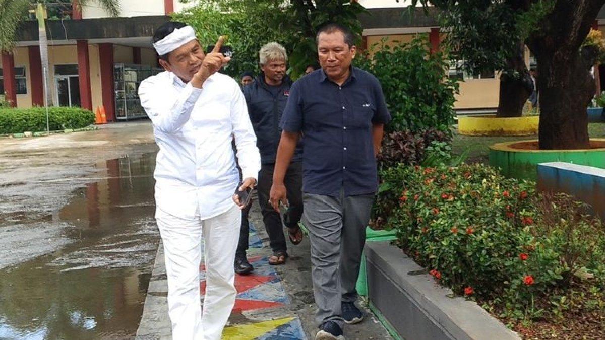 Gubernur Jawa Barat terpilih Dedi Mulyadi saat mendatangi SMAN 4 Karawang usai siswa protes tak bisa mengikuti SNBP, Kamis (6/2/2025).