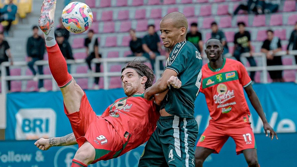 Aksi penyerang asing Persebaya Surabaya, Dejan Tumbas (kiri) saat berduel dengan bek PSS Sleman, Cleberson (kanan) di pekan ke-18 Liga 1 2024/2025.