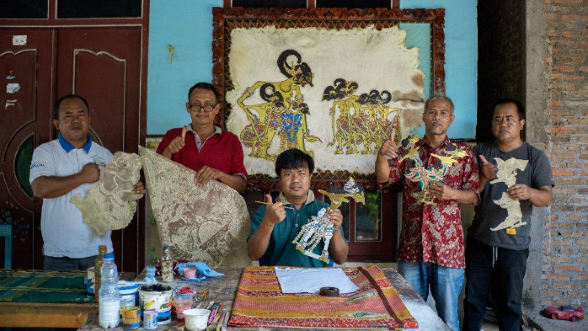 Potret masyarakat Desa Wisata Wayang di Butuh, Sidowarno, Klaten, Jawa Tengah, saat tengah melakukan proses pembuatan wayang kulit, Jumat (25/10/2024).