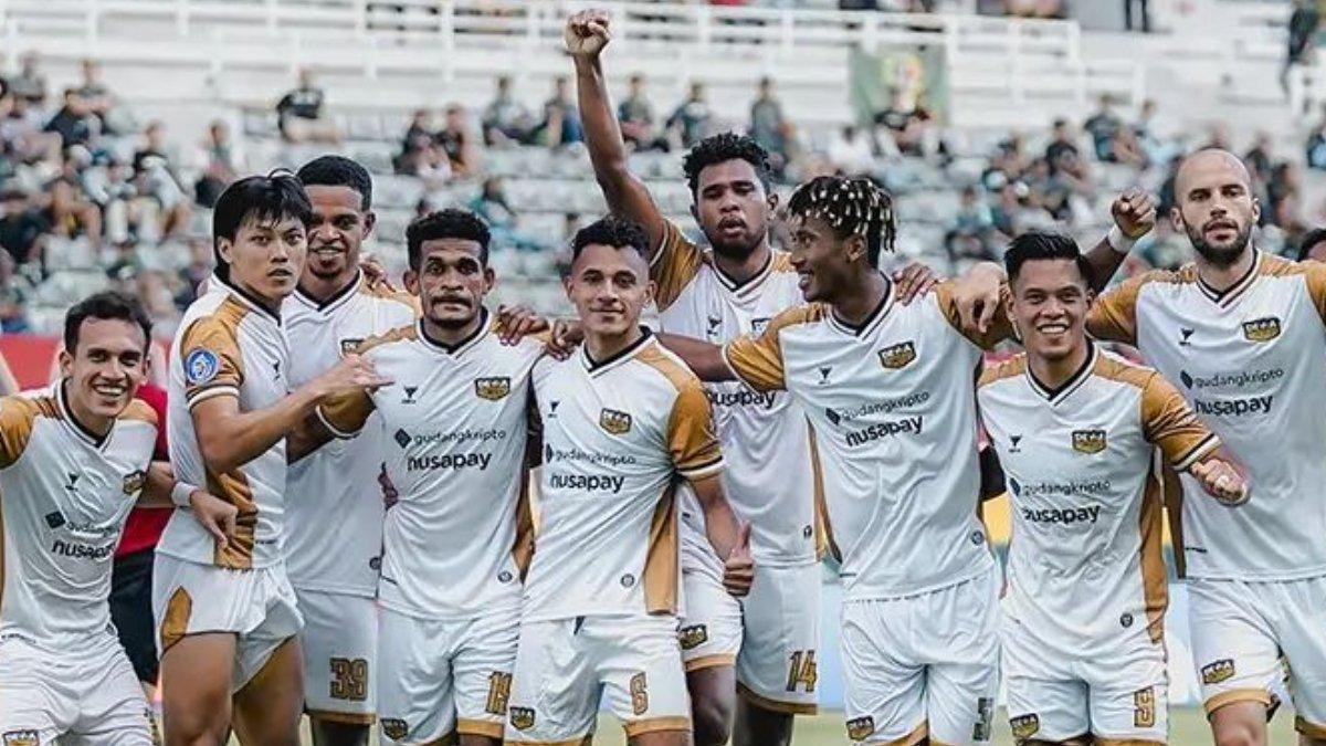 Selebrasi gol skuad Dewa United di gelaran Liga 1 2023/2024 saat menundukkan Persebaya Surabaya di Stadion Gelora Bung Tomo (GBT), Surabaya, Selasa (16/4/2024).