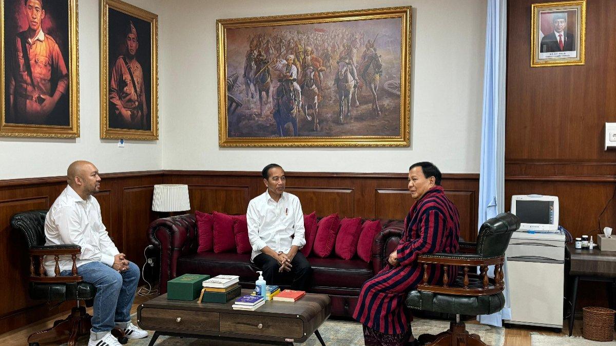 Momen Presiden Jokowi dudu di sofa kala seraya berbicara dengan Prabowo Subianto saat menjenguk sang Menhan dengan didampingi oleh Didit Hedi Prasetyo di Rumah Sakit Pusat Pertahanan Negara (RSPPN) Panglima Besar Soedirman, Bintaro, Jakarta, Minggu (30/6/2024).