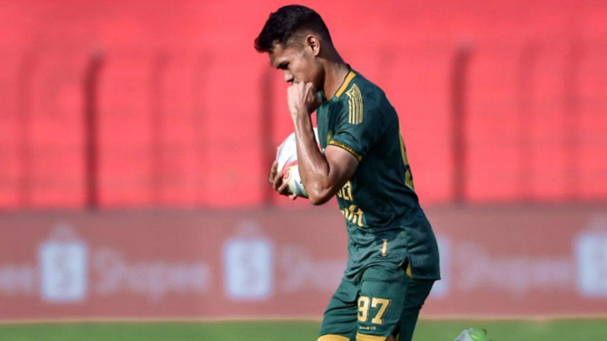 Striker Persikabo 1973, Dimas Drajad setelah mencetak gol pada pertandingan melawan Barito Putera dalam lanjutan Liga 1 2023/2024 di Stadion Sultan Agung Bantul.