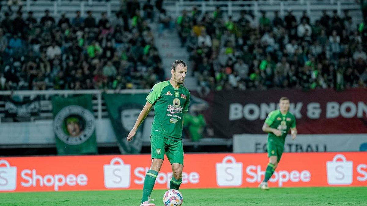 PROFIL PEMAIN - Potret Dime Demov saat bertanding bersama Persebaya Surabaya pada Liga1 Musim 2024/2025.