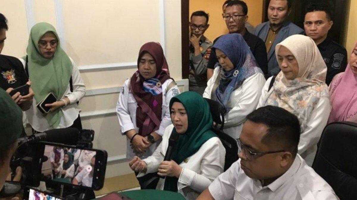 Kepala Dinas Perlindungan Anak dan Perempuan (PPA) Kabupaten Gorontalo, Zescamelya Uno ketika melakukan konferensi pers mengenai tindakan asusila oknum guru dan siswa, Rabu (25/9/2024).