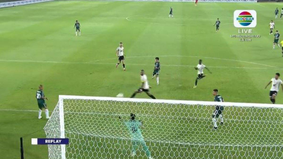 PSS SLEMAN VS PSM MAKASSAR - Potret gol Dominikus Dion dalam laga PSS Sleman kontra PSM Makassar di Stadion Maguwoharjo, Sleman, Yogyakarta, Sabtu (3/5/2025).