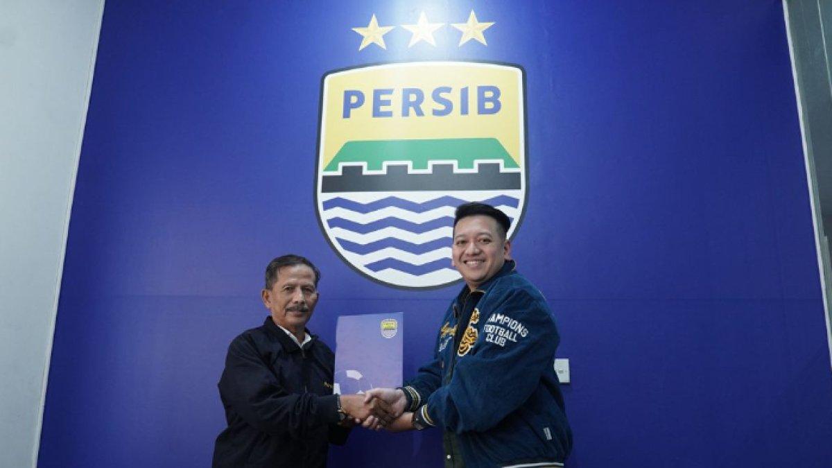 Djadjang Nurdjaman (kiri) resmi ditunjuk sebagai Direktur Teknik Persib Bandung yang baru, Jumat (2/5).