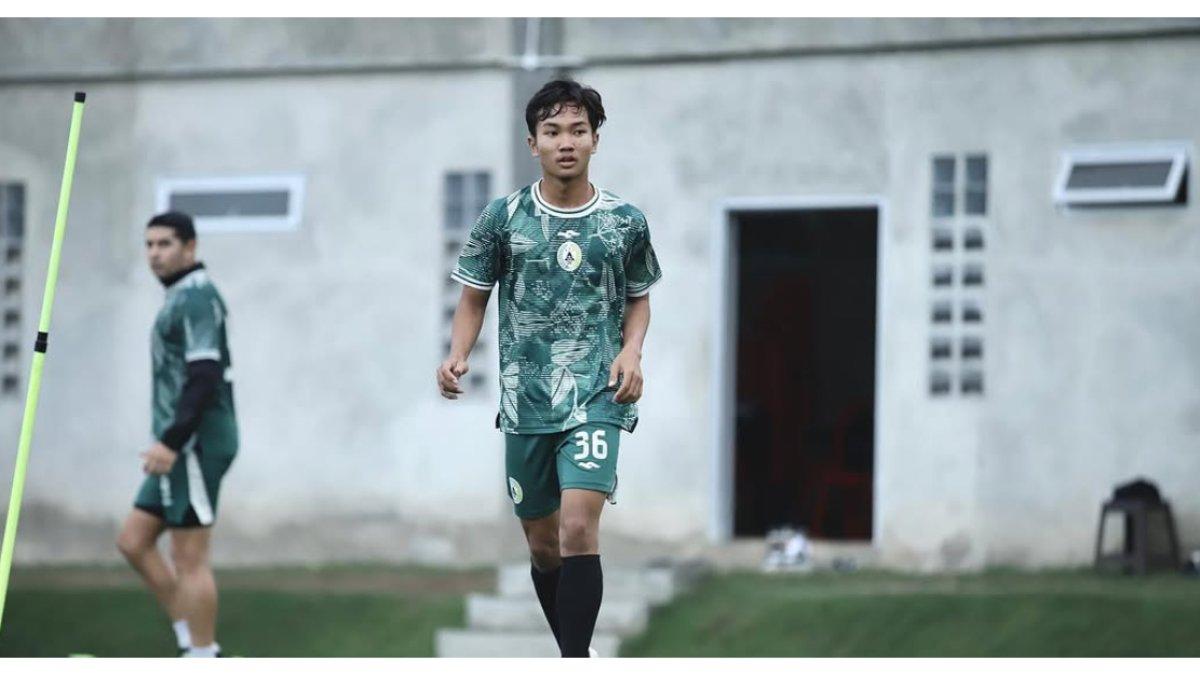 PROFIL PEMAIN - Foto Dominikus Dion saat melakukan sesi on learning bersama PSS Sleman. Potret Dominikus Dion pemain muda PSS Sleman, Sabtu (15/3/2025).