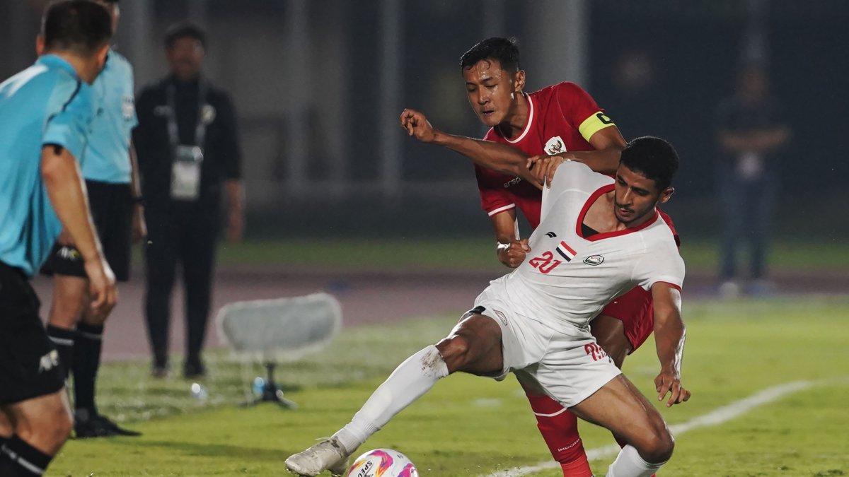 Potret duel kapten Timnas U20 Indonesia Dony Tri Pamungkas dengan penyerang Yaman di Stadion Madya, Jakarta, Minggu (29/9/2024).