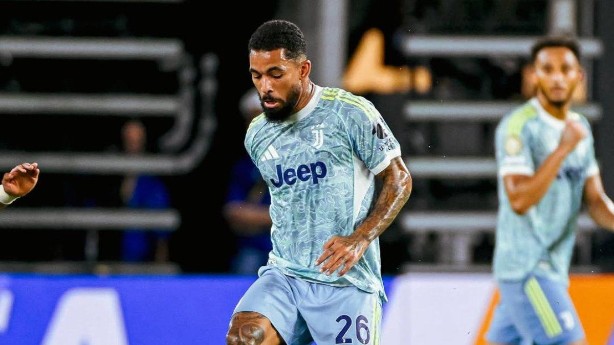 BURSA TRANSFER - Sosok Douglas Luiz mengontrol bola ketika membela Juventus (19/6/2025).