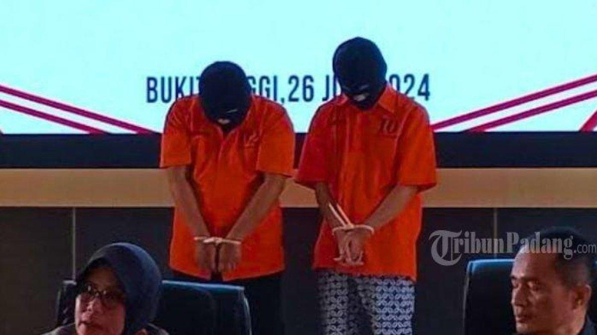 Dua guru pesantren yang mencabuli 40 murid saat diperlihatkan Polresta Padang dalam konferensi pers, Jumat (26/7/2024).