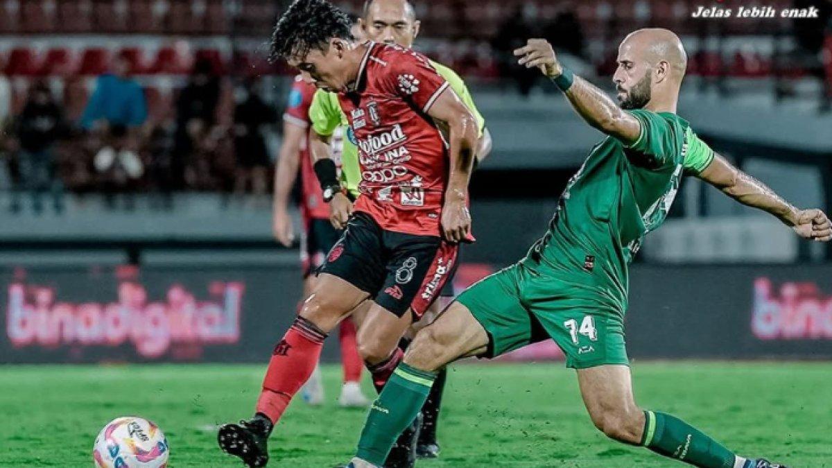Potret duel para pemain Bali United dengan Persebaya Surabaya di pertandingan pekan ke-17 Liga 1 2024, Sabtu (281/2).