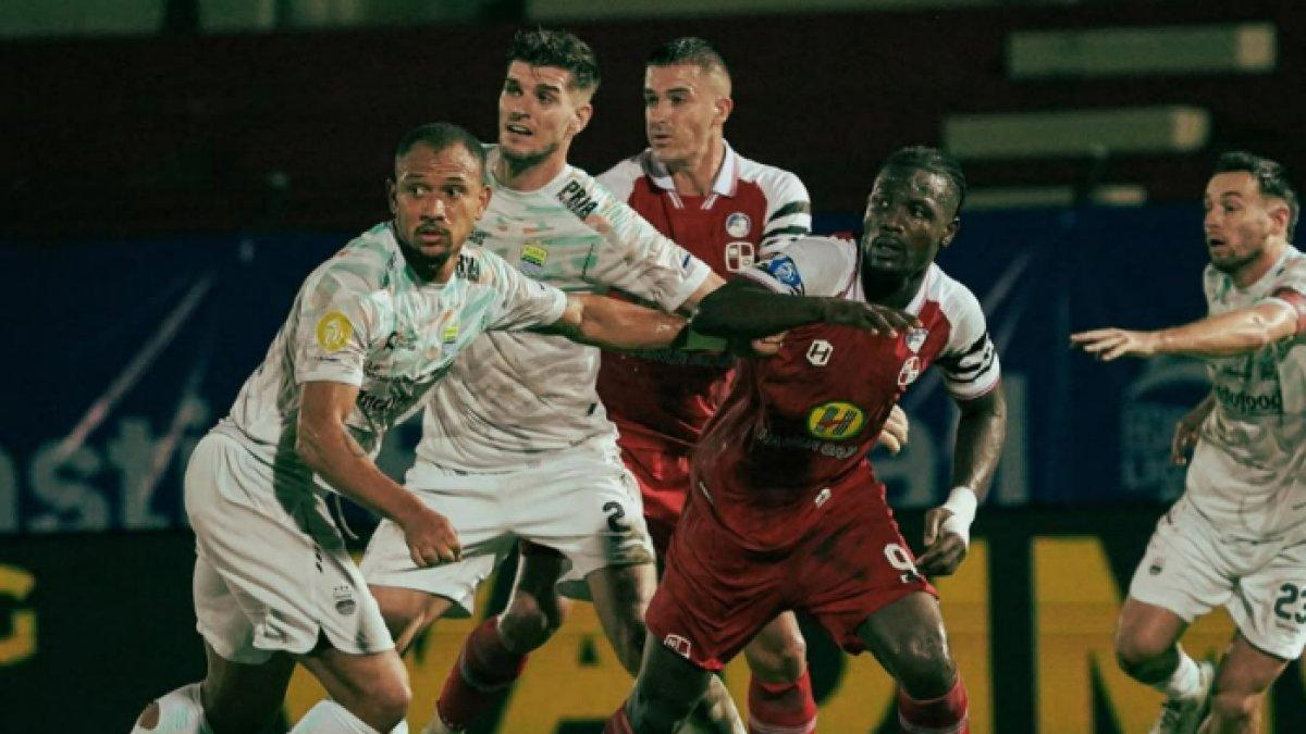Duel pemain Persib Bandung melawan Barito Putera pada pekan ke-15 Liga 1 2024/2025 di Stadion Sultan Agung, Bantul, Rabu (18/12/2024).