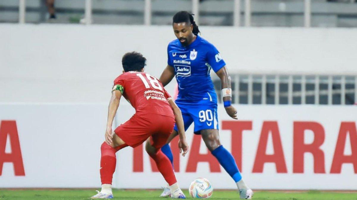 Duel striker PSIS Semarang, Carlos Fortes dengan pemain Selangor FC, Khuzaimi dalam laga persahabatan di Stadion Jatidiri, Semarang, Minggu (10/9/2023).
