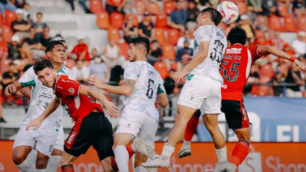 Duel udara para pemain Bali United dengan pemain PSS Sleman dalam lanjutan Liga 1 2024/2025 pekan kelima di Stadion Kapten I Wayan Dipta, Gianyar, Senin (16/9/2024).