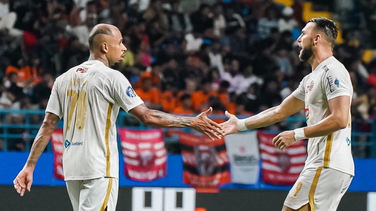 Cuplikan aksi dua striker Persija Jakarta, Gustavo Almeida (kiri) dan Marko Simic (kanan) kala bertandang ke markas Borneo FC di pekan ke-24 Liga 1 2023.