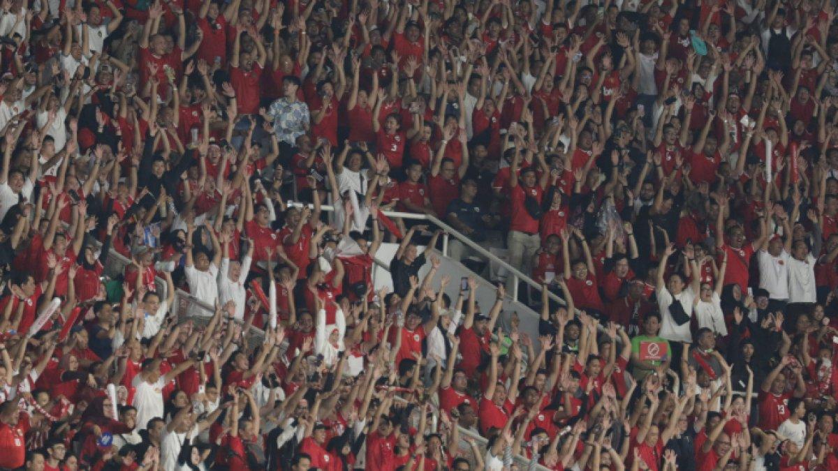 Dukungan dari pemain ke-12 Timnas Indonesia saat lawan Arab Saudi pada matchday keenam Kualifikasi Piala Dunia 2026 Zona Asia di Stadion Utama Gelora Bung Karno (SUGBK), Jakarta, Selasa (19/11/2024).