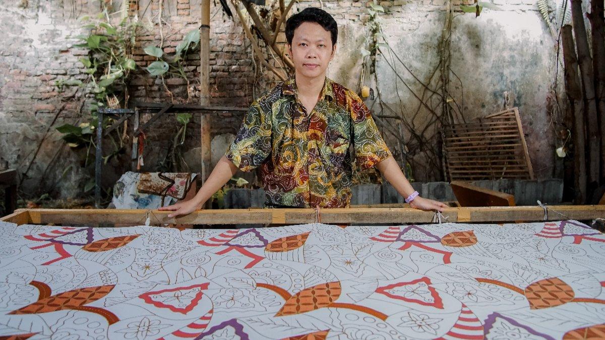 Sosok Dyan Primadyka, pembatik Batik Toeli Laweyan Solo saat melakukan proses pewarnaan pada pola gambar batik kontemporer, Selasa (25/6/2024).