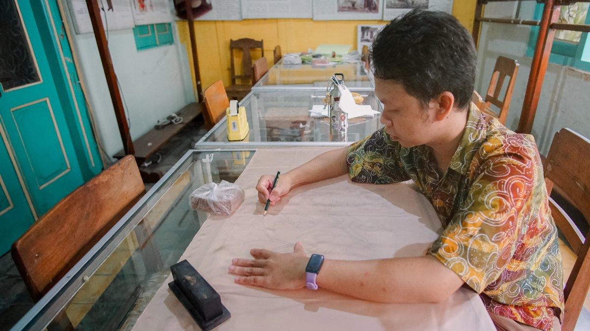 Potret Dyan Primadyka, pembatik Batik Toeli Laweyan Solo ketika tengah menggambar pola batik kontemporer pesanan orang Belanda, Selasa (25/6/2024).
