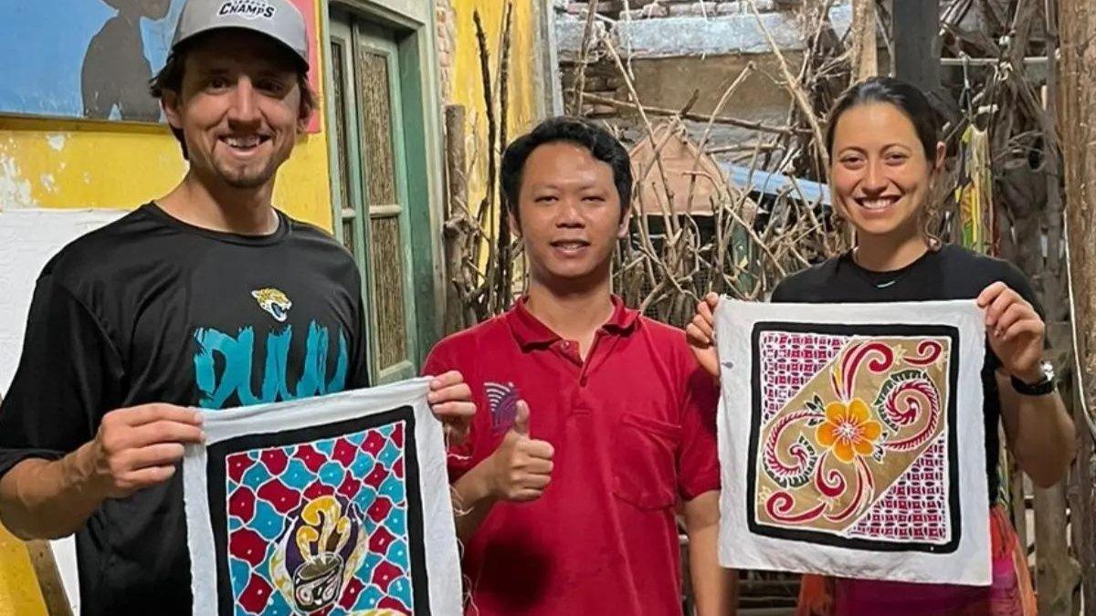 Potret kebersamaan Dyan Primadyka bersama dua wisatawan asing yang berkunjung ke Batik Toeli di Laweyang, Solo.