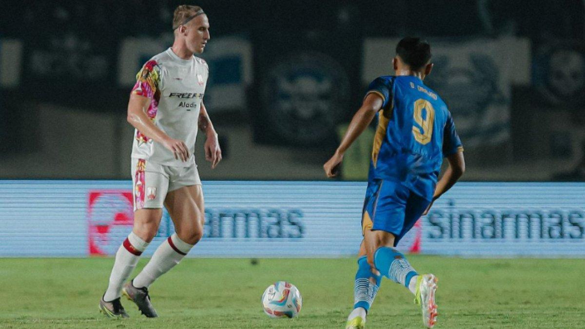 Bek asing Persis Solo, Eduardo Kunde dan striker Persib Bandung, Dimas Drajad saat bertemu pada laga Piala Presiden 2024 di Stadion Si Jalak Harupat, Bandung, Kamis (25/7/2024).