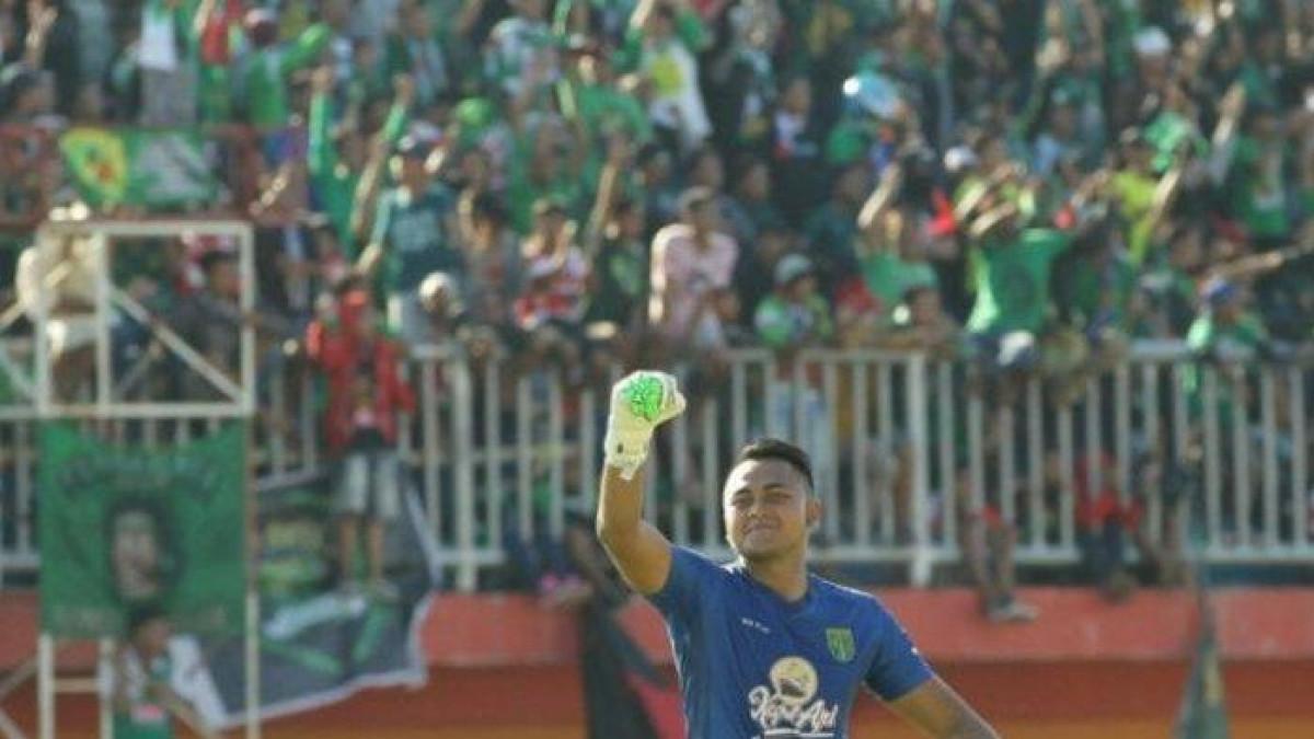 Eks Kiper Persebaya, Dimas Galih mengepalkan tangan dengan latar belakang Bonek saat dijamu Persepam Madura Utama pada laga pekan ke-11 Grup 5 Liga 2 di Stadion Gelora Ratu Pamelingan, Pamekasan, Kamis (10/8/2017) sore.
