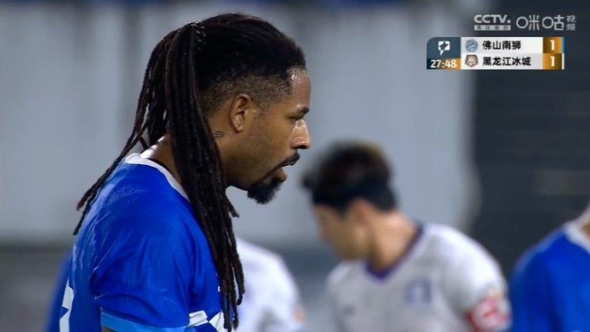 Potret aksi eks striker Arema FC dan PSIS Semarang, Carlos Fortes di Liga 2 China bersama klubnya, Foshan Nanshi, Minggu (6/10).