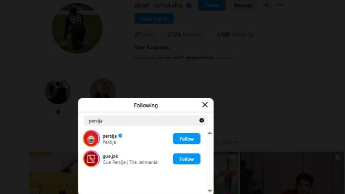 RUMOR TRANSFER PERSIJA JAKARTA - Eksel Runtukahu kepergok follow IG resmi Persija Jakarta dan fans base Macan Kemayoran.