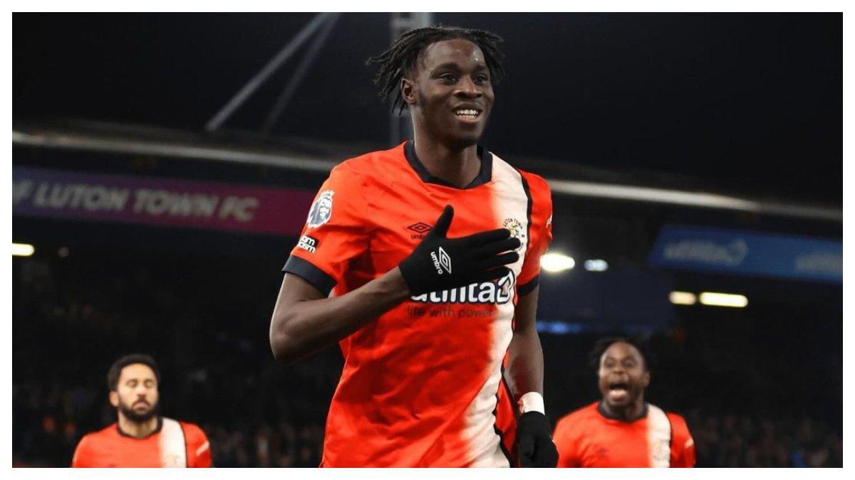 Profil Elijah Adebayo Palang Pintu Jangkung Benua Afrika Milik Luton