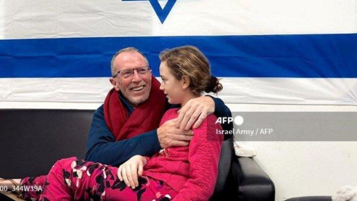 Emily Hand memeluk ayahnya di sebuah rumah sakit di Israel setelah dibebaskan oleh Hamas.