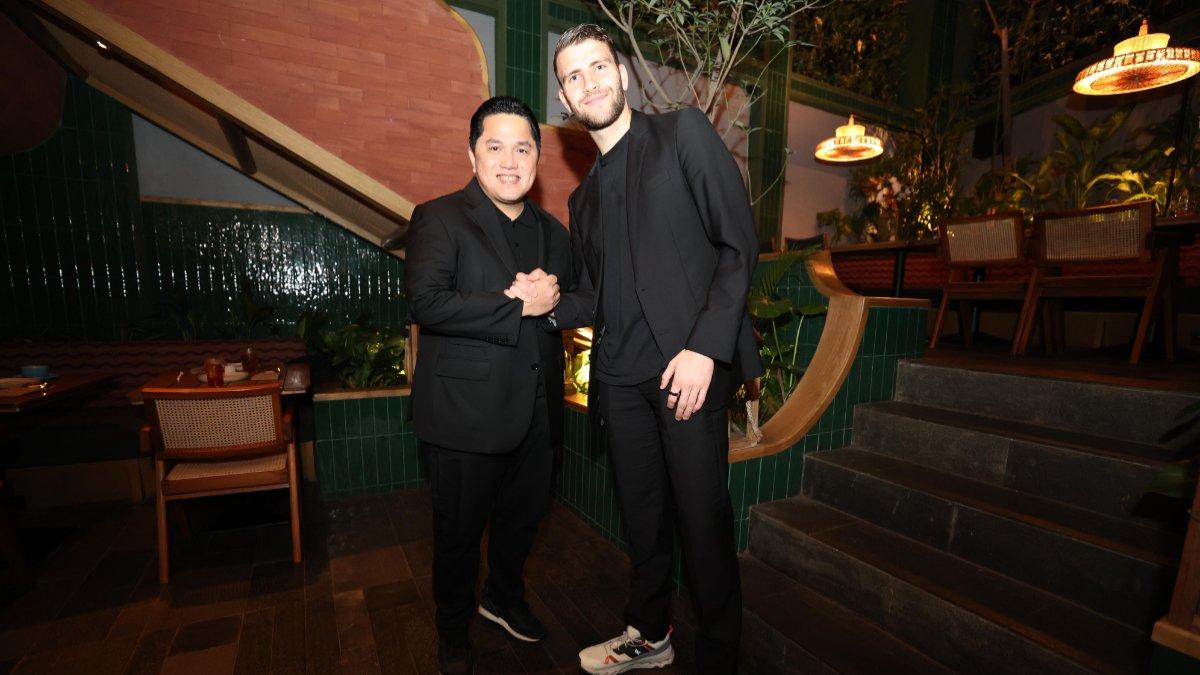 Potret Ketua Umum PSSI Erick Thohir (kiri) yang sedang berjabat tangan dengan kiper baru Timnas Indonesia, Maarten Paes (kanan). Maarten Paes resmi bergabung ke Timnas Indonesia seusai memenangi sidang di CAS pada Minggu (18/8).