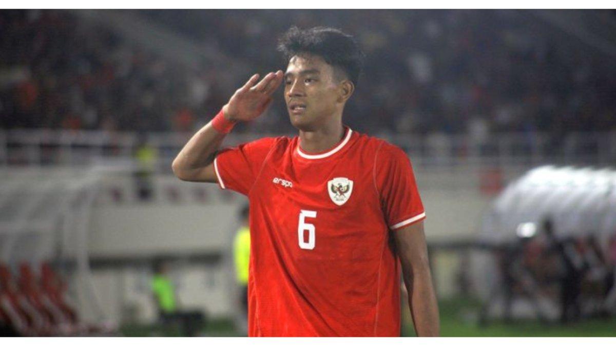 PROFIL PEMAIN - Momen Evandra Florasta melakukan sikap hormat dengan mengenakan jersey Timnas Indonesia.