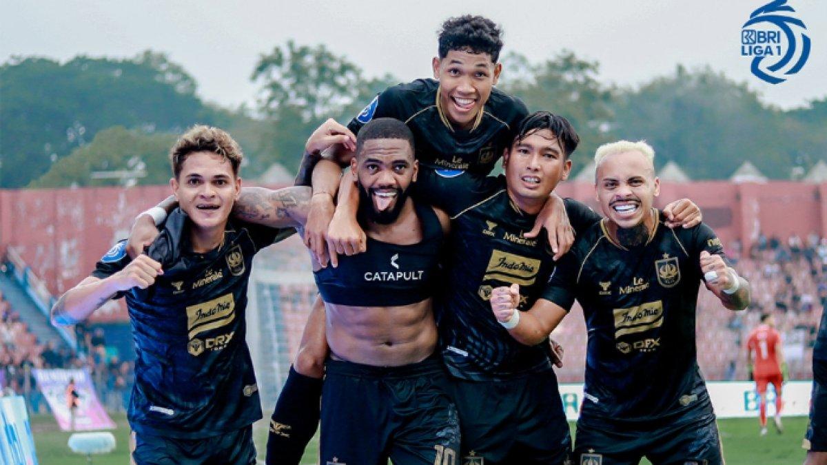 Para pemain PSIS Semarang melakukan selebrasi setelah Evandro Brandao mencetak gol ke gawang Persik Kediri.