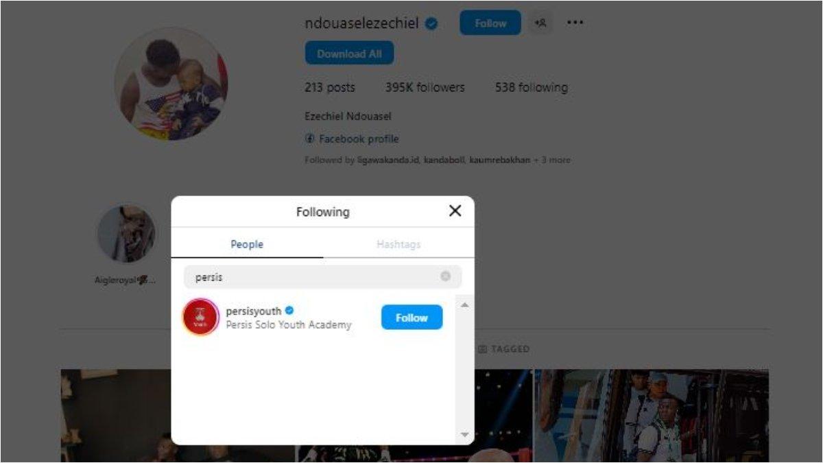 Penyerang asal Chad eks Persib Bandung, Ezechiel NDouassel kepergok follow IG Persis Solo junior.