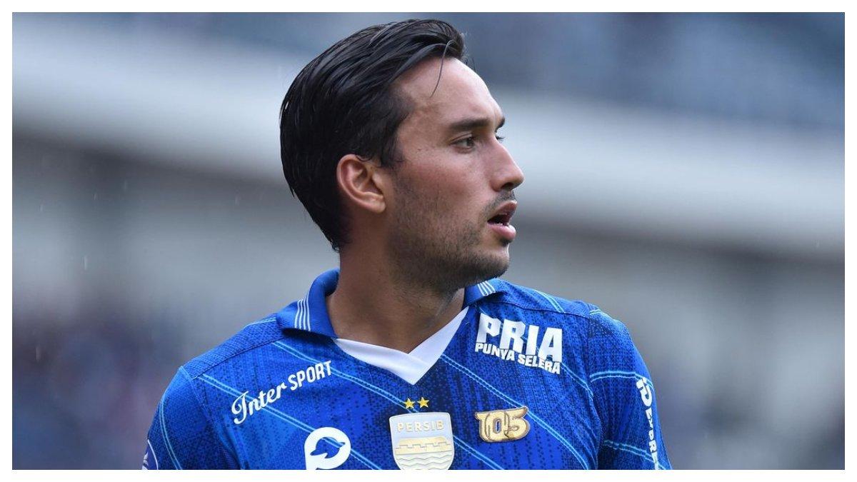 Potret Ezra Walian berseragam Persib Bandung.