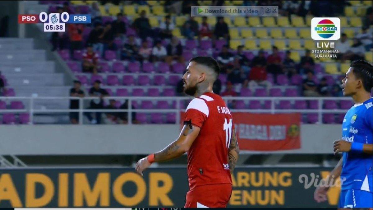 Potret duel pemain Persis Solo dan Persib Bandung dalam laga lanjutan Liga 1 2024/2025 di Stadion Manahan Solo, Jawa Tengah, Minggu (29/12/2024).