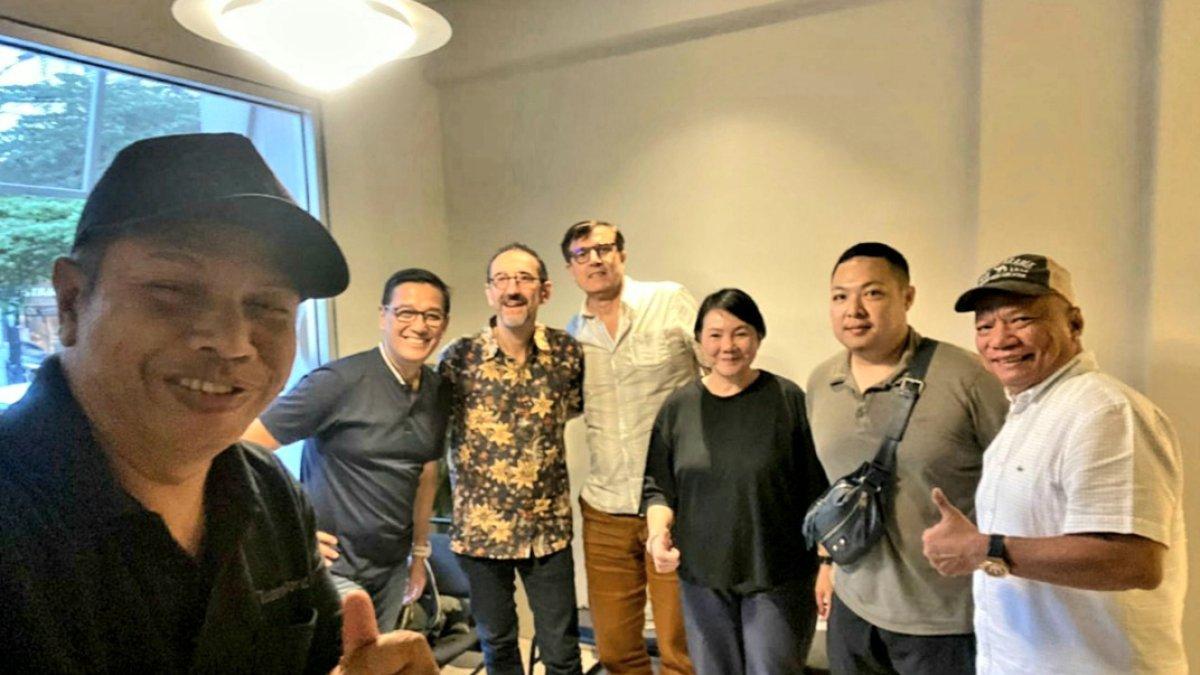 Lucius Gora Kunjana, Mayong Suryo Laksono, Patrick Vinuales, Sergio Mella, Farida (Relawan), Michael (Relawan) dan AM Putut Prabantoro.