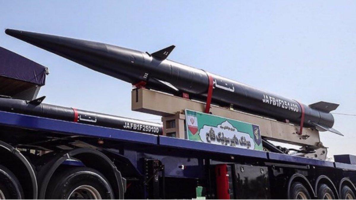 Fattah-1, misil hipersonik Iran saat parade militer 2023.