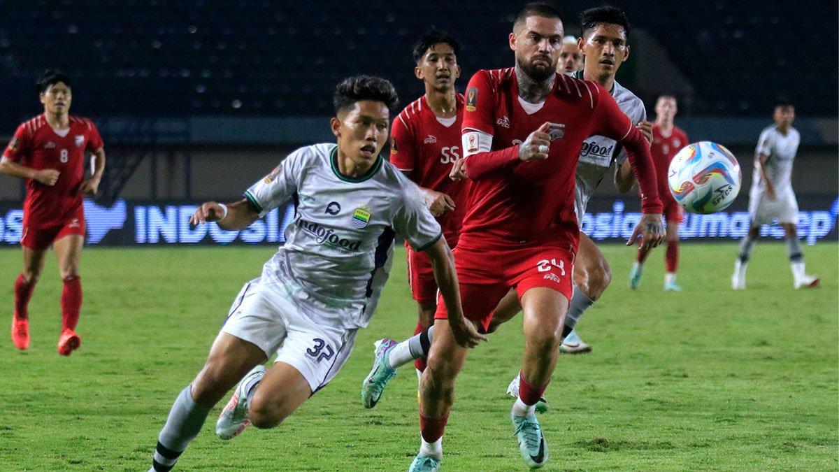 Aksi pemain muda Persib Bandung Ferdiansyah saat melawan Borneo FC di turnamen Piala Presiden, di Stadion Si Jalak Harupat, Kabupaten Bandung, Senin (22/7/2024). Maung Bandung taktuk 0-1 dari Pesut Etam.