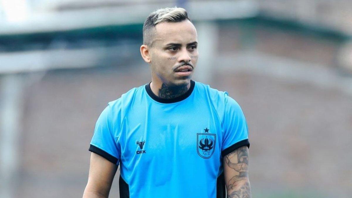 Potret Fernandinho mengenakan seragam PSIS Semarang. Terbaru, Fernandinho jadi mesin gol baru dan sukses cetak brace untuk PSIS Semarang hingga kalahkan Persekat Tegal pada laga uji coba hari Sabtu (3/8/2024) di Stadion Trisanja, Slawi, Tegal, Jawa Tengah.