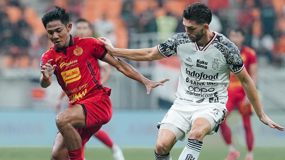 PERSIJA JAKARTA VS BALI UNITED - Bek Persija Jakarta, Firza Andika (kiri) saat berduel dengan pemain Bali United dalam lanjutan pekan ke-32 Liga 1 2024/2025 di Jakarta International Stadium, Sabtu, 10 Mei 2025.
