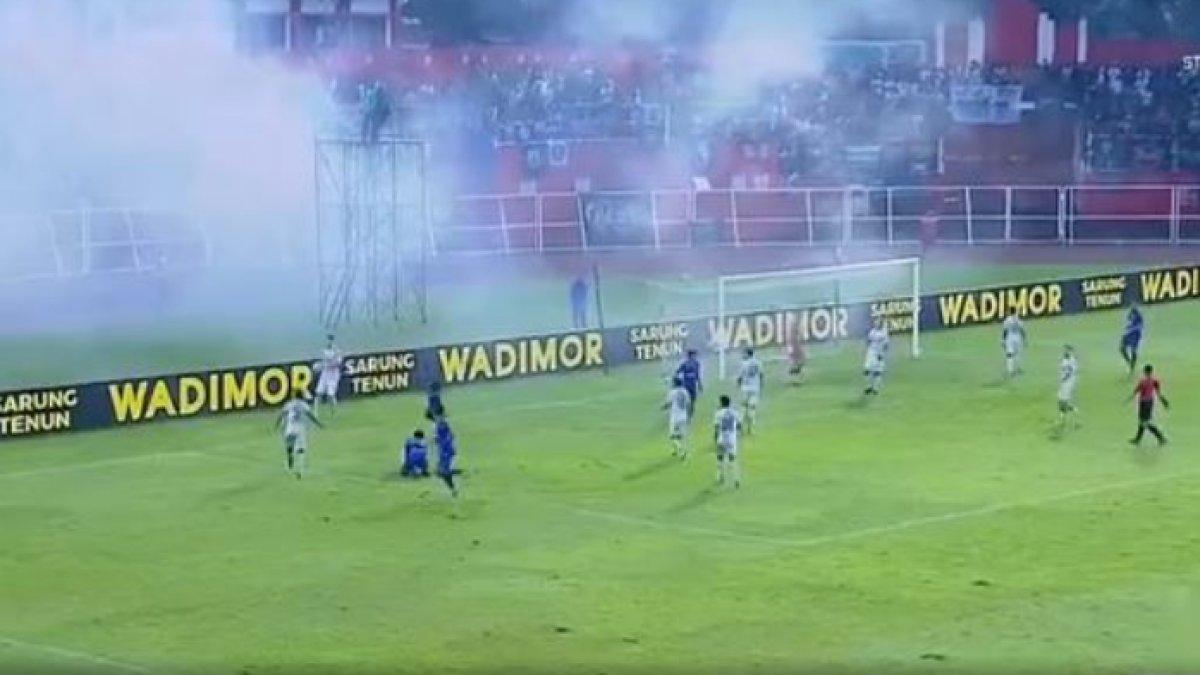 Momen flare di laga Arema FC kontra Persib Bandung di Stadion Gelora Soeprijadi, Blitar, Jawa Timur pada Jumat, 24 Januari 2025 pukul 15.30 WIB.