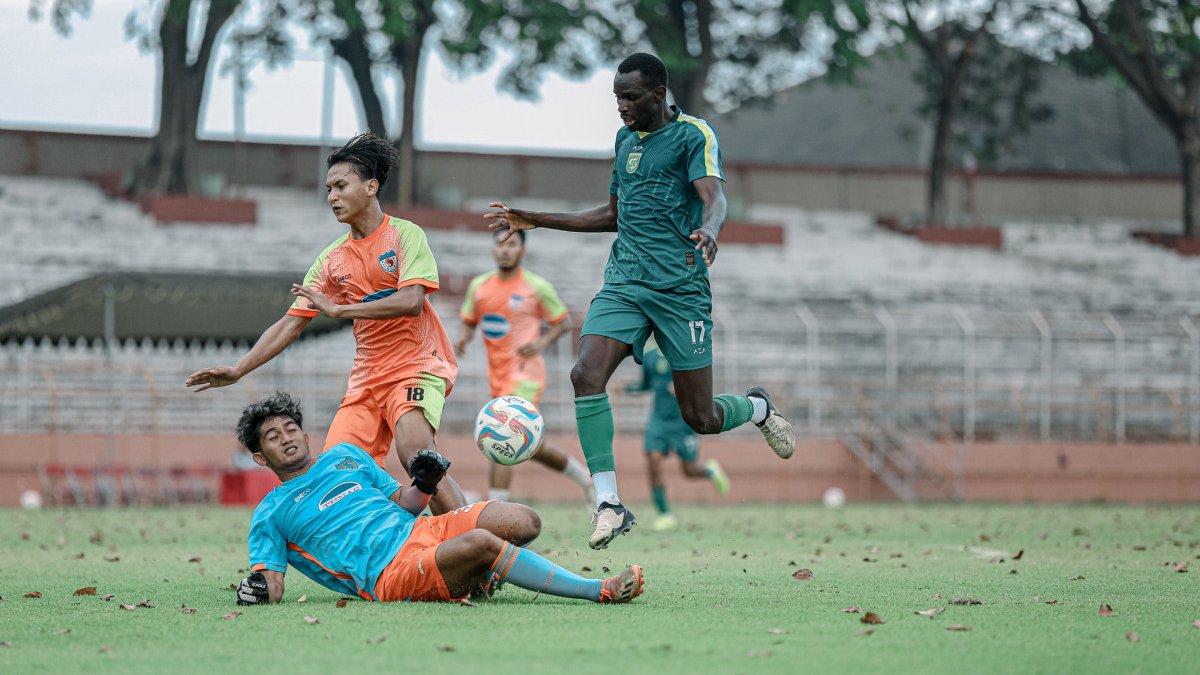 Flavio Silva men-chip bola melewati kiper untuk mencetak gol dalam uji coba Persebaya Surabaya vs Rakha FC Senin, 24 Juni 2024. Hasilnya Persebaya meraih kemenangan dengan skor akhir 6-0.
