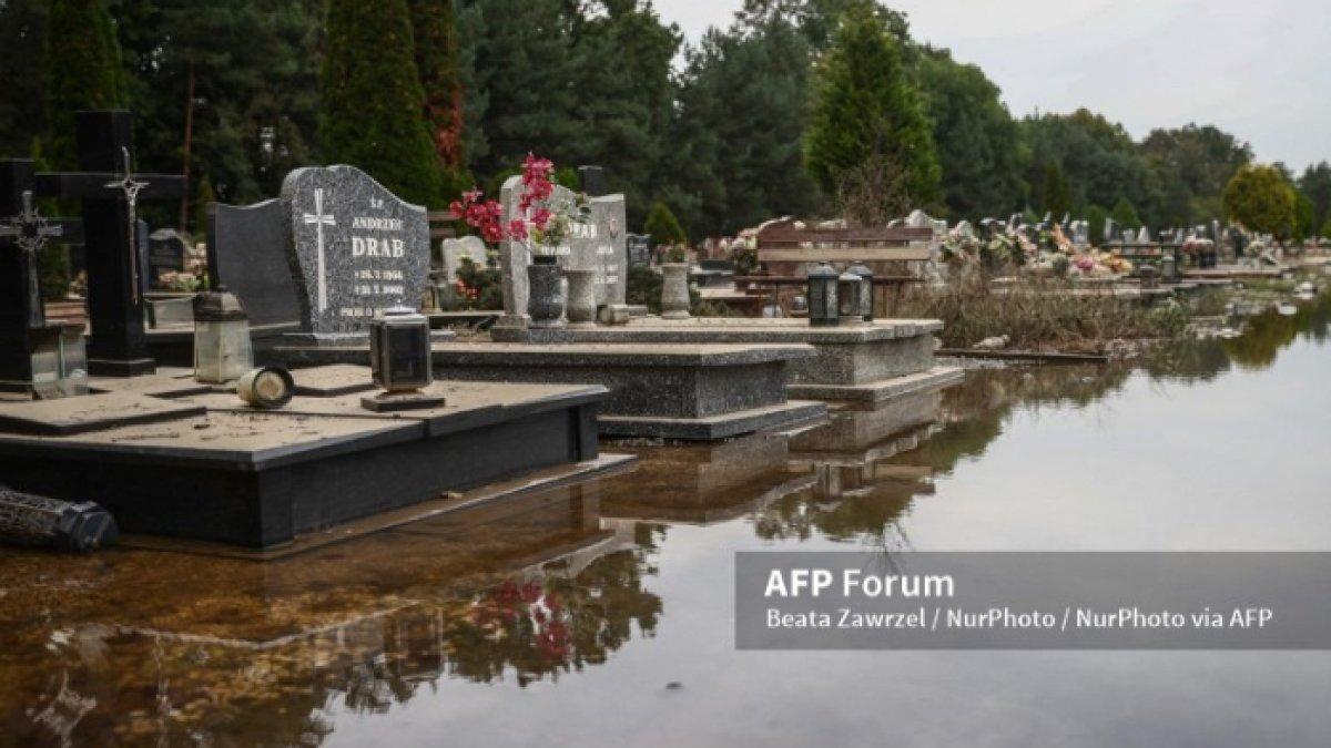 Banjir bandang menenggelamkan area pemakaman di Polandia pada Senin (23/9/2024).