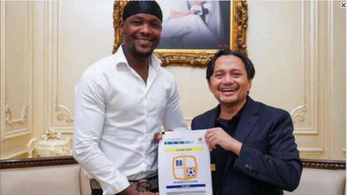 Potret Alhaji Gero bersama CEO Barito Putera, Hasnuryadi Sulaiman resmi bergabung dengan Barito Putera diketahui melalui Instagram @psbaritoputeraofficial pada 21 Juli 2024. Alhaji Gero bomber anyar Barito Putera ang akan bergulir pada kompetisi Liga 1 musim 2024/2025 sekaligus jebolan Timnas Nigeria yang berpotensi jadi bintang.
