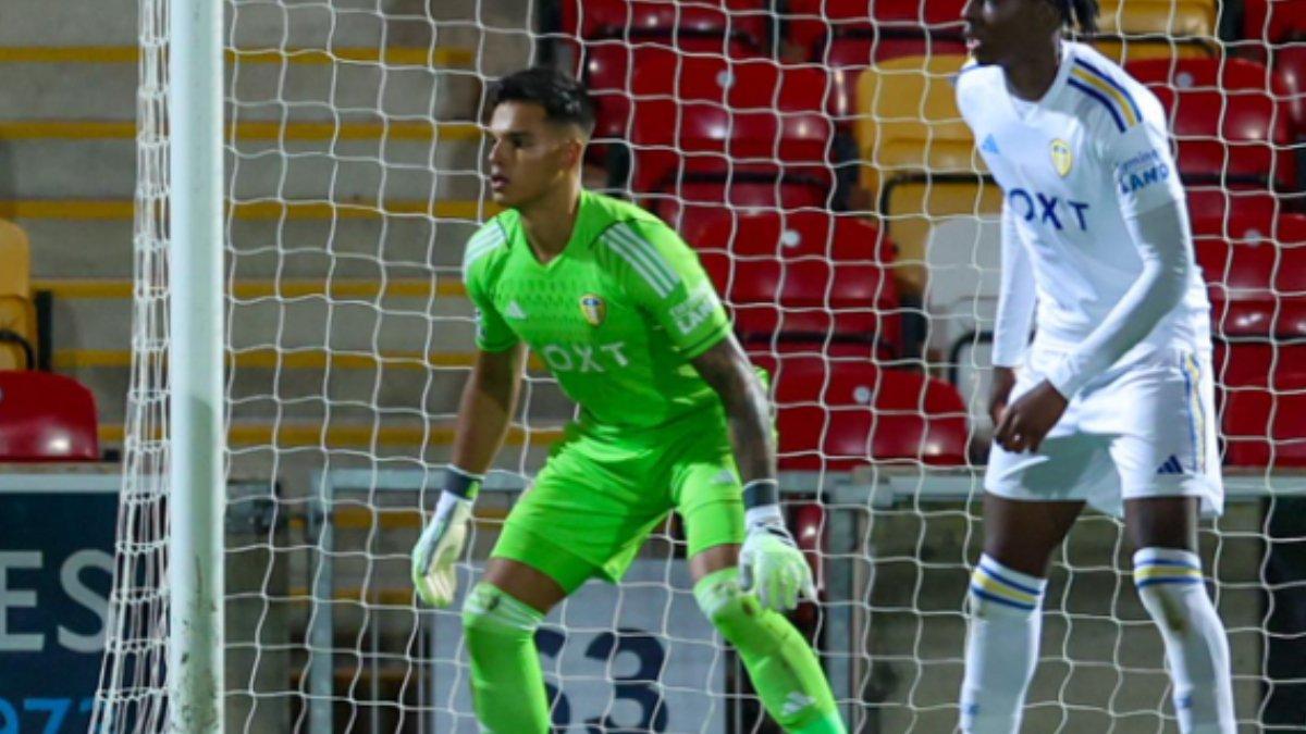 Dani van den Heuvel, goalkeeper Leeds United U-21 yang sedang berlaga di lapangan.