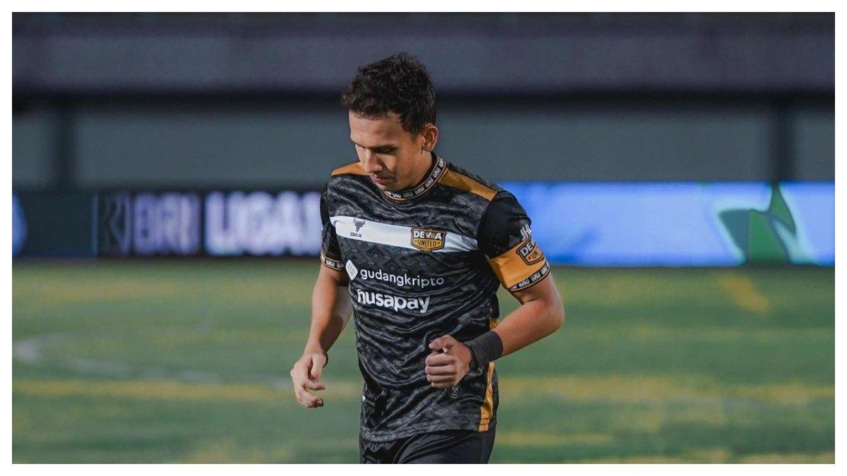 Foto Egy Mulana Vikri saat memakai searagam Dewa United FC